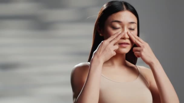 Beautiful Girl Using Moisturizer Serum Beauty Routine Applying Face Cream — Stockvideo