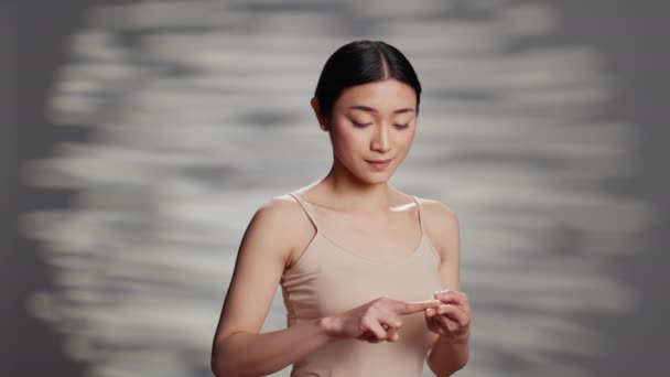 Beauty Model Feeling Radiant Απλώνοντας Κρέμα Στο Πρόσωπο Διαφημίζοντας Φυσικά — Αρχείο Βίντεο
