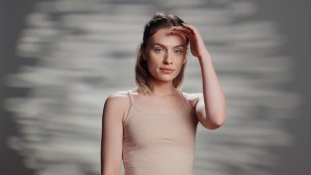 Sensual Uplifting Woman Posing Radiant Bare Skin Advertising Nourishing Beauty — Vídeo de Stock