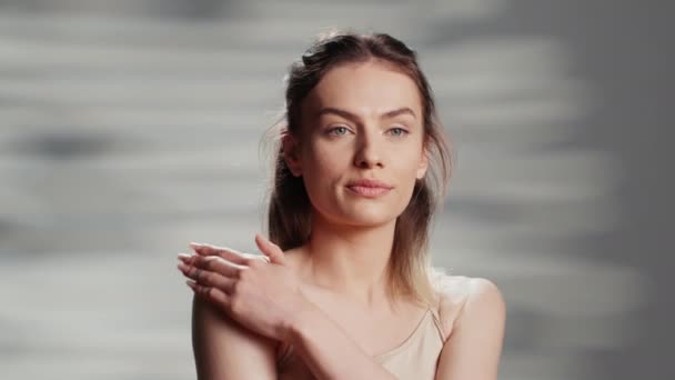 Caucasian Lady Promoting Body Cream Studio Filming Beauty Campaign Applying — Vídeo de Stock