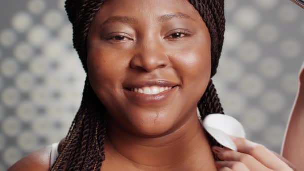 Африканская Американка Получает Макияж Команды Визажистов Людей Использующих Кисти Хлопчатобумажные — стоковое видео