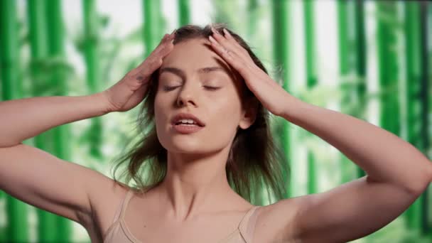 Elegant Beautiful Girl Being Confident Studio Bamboo Background Promoting Shampoo — Vídeos de Stock