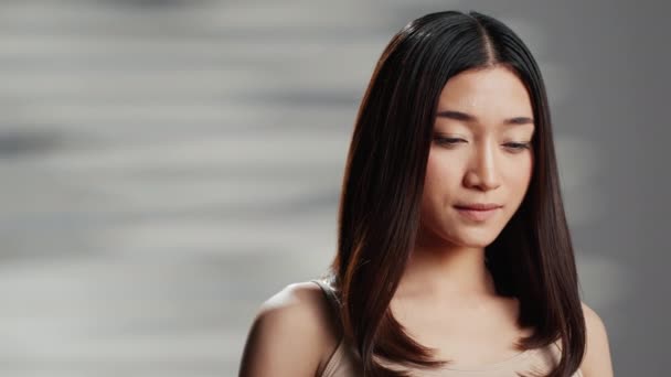 Θηλυκό Μοντέλο Που Αγκαλιάζει Τις Ατέλειες Για Διαφήμιση Αυτοαγάπης Ασιατικό — Αρχείο Βίντεο
