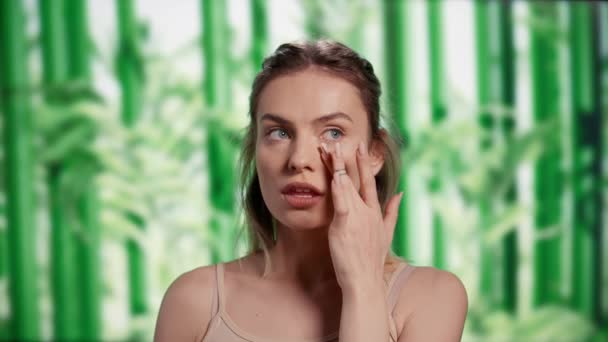 Modelo Belleza Suave Aplicando Crema Facial Cámara Posando Para Campaña — Vídeo de stock