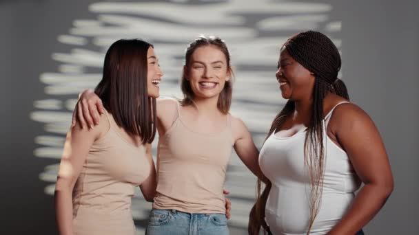 Grupo Interracial Chicas Con Diferentes Tipos Cuerpo Siendo Feliz Estudio — Vídeos de Stock