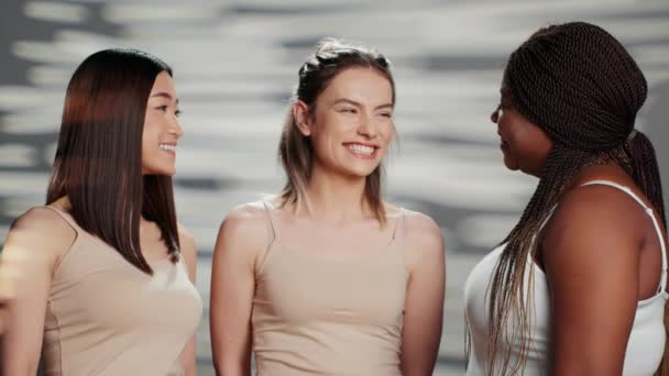 Grupo Interracial Meninas Sorrindo Para Campanha Aceitação Corpo Rindo Juntas — Vídeo de Stock