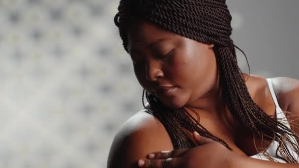 Afroamerikanerin Wirbt Hautpflegewerbung Für Selbstliebe Und Posiert Mit Selbstvertrauen Und — Stockvideo
