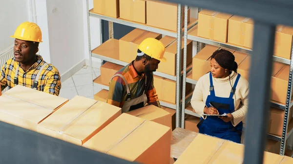 African American People Working Stock Logistics Warehouse Checking Boxes Merchandise — Stock Photo, Image