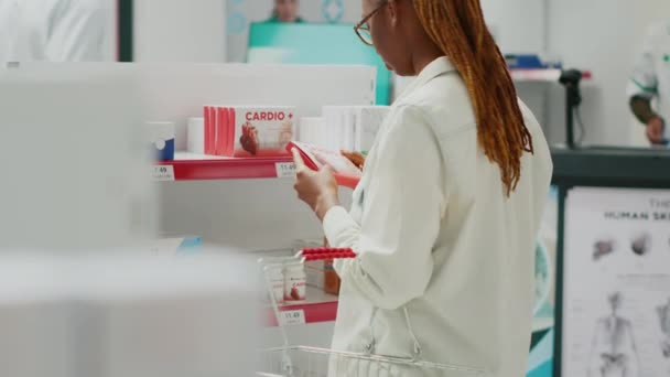 Молода Жінка Перевіряє Коробку Таблеток Медичному Магазині Дивлячись Ліки Аптеці — стокове відео
