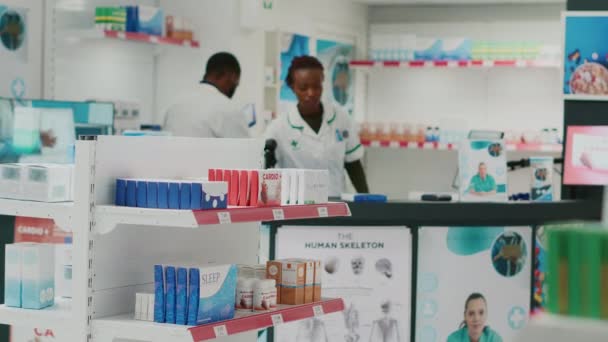 Чоловічий Клієнт Дивиться Медичні Вироби Аптеці Перевіряє Коробки Ліків Добавок — стокове відео