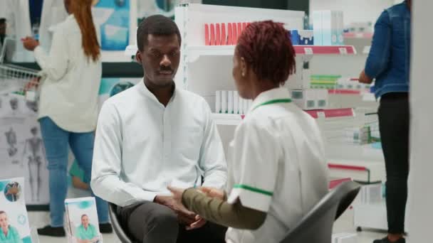 African American People Talking Medicaments Drugstore Talking Heathcare Vitamins Drugs — Stockvideo