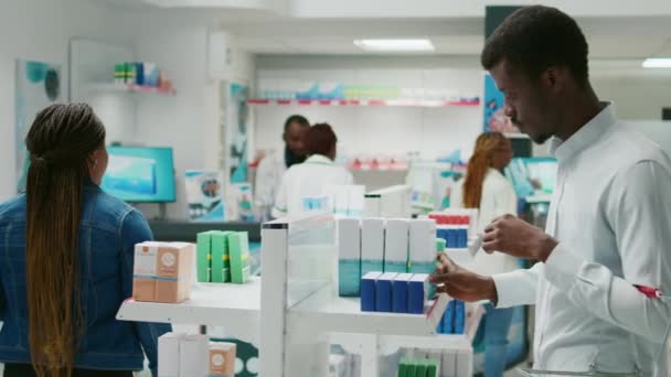 Чоловічий Клієнт Читає Листівки Коробках Медицини Перевіряє Продукти Охорони Здоров — стокове відео