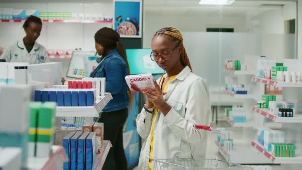 Жіночий Клієнт Читає Листівки Пачки Ліків Дивлячись Фармацевтику Вітаміни Аптеки — стокове відео