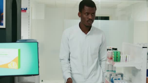 Клієнт Шукає Ліки Ліки Аптеці Перевіряє Коробки Добавок Стелажах Молодий — стокове відео