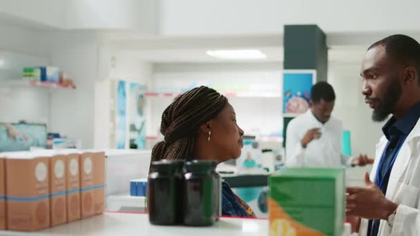 Молодий Фахівець Який Показує Таблетки Жіночого Клієнта Пояснює Лікування Хвороб — стокове відео