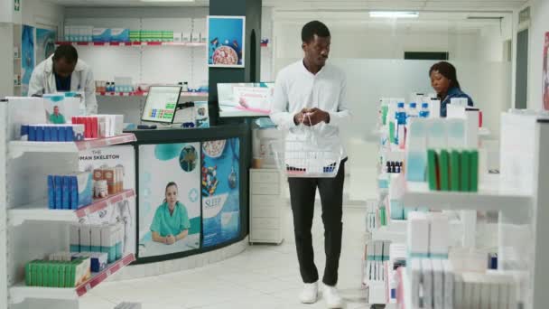 Νέος Πελάτης Ελέγχει Πακέτα Φαρμάκων Στα Ράφια Ψάχνει Αγοράσει Συμπληρώματα — Αρχείο Βίντεο