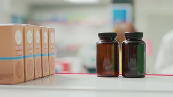 Consultor Farmacia Mostrando Paquete Suplementos Mujer Recomendando Cajas Pastillas Vitaminas — Vídeo de stock