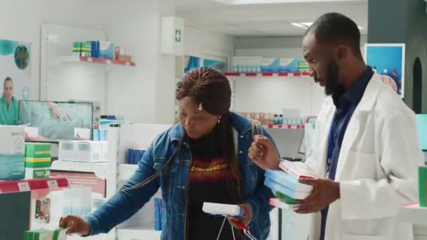 Проміжок Часу Афроамериканських Клієнтів Аптеці Люди Шукають Добавки Аптечних Полицях — стокове відео