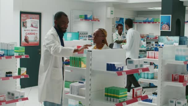Farmacêutico Masculino Ajudando Mulher Com Caixas Comprimidos Dando Conselhos Médicos — Vídeo de Stock