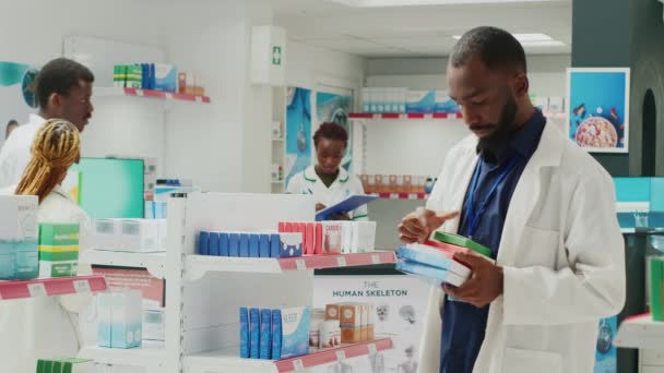 Αφροαμερικανός Πελάτης Ζητά Συμβουλή Φαρμακοποιού Μιλώντας Για Κουτιά Φαρμάκων Και — Αρχείο Βίντεο