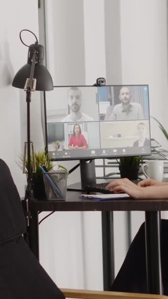 Vídeo Vertical Empreendedor Conversando Com Pessoas Videocall Negócios Participando Reuniões — Vídeo de Stock
