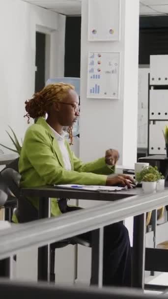 Vidéo Verticale Femme Affaires Afro Américaine Travaillant Sur Recherche Analyse — Video