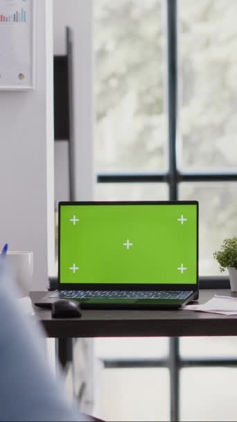 Vídeo Vertical Assistente Executivo Analisando Tela Verde Usando Laptop Com — Vídeo de Stock