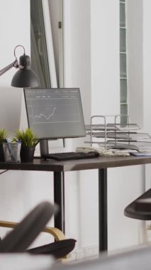 Dikey video: Çalışma masalı profesyonel ofis, şirket ekipmanları ve bilgisayar ile dolu boş alan. Toplantı odasındaki modern başlangıç ajansının çalışma alanı.