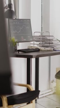 Dikey video: Şirket ofisi boş iş alanı, kurumsal odada birden fazla bilgisayarı olan dijital ajans işyeri. Yönetim kurulu odası ve kurumsal çalışma istasyonları olan bir işletme merkezi..