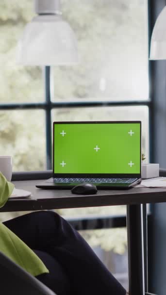 Вертикальне Відео Афроамериканська Жінка Аналізує Ноутбук Зеленим Екраном Використовуючи Ізольований — стокове відео