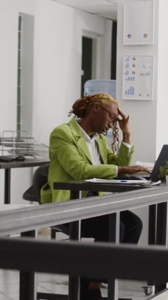 Vertical Video Worried Entrepreneur Working Headache Desk Feeling Sick Frustrated — Video Stock