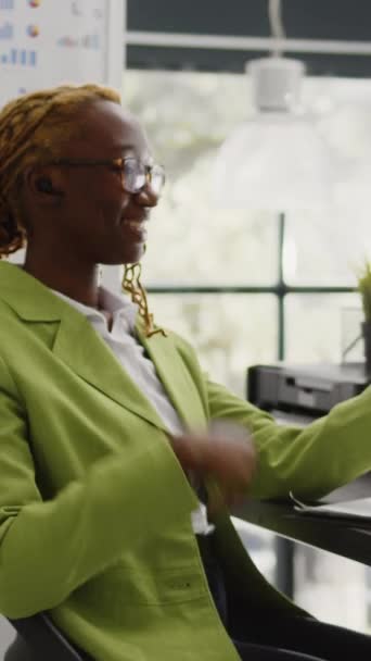Вертикальное Видео Африканская Девушка Использует Смартфон Видеозвонка Посещает Корпоративную Встречу — стоковое видео