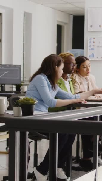 Вертикальное Видео Разнообразная Команда Планирует Инвестиции Офис Посещает Брифинг Коворкинг — стоковое видео