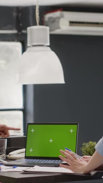 Vertical Video Team Business People Looking Greenscreen Display Laptop Working — Vídeo de Stock