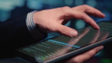 Erkek sistem yöneticisi tabletle ilgili büyük verileri inceliyor, modern veri merkezinde çalışıyor. Altyapı uzmanı sunucu raflarını inceliyor, yapay zeka. El kamerasıyla. Kapat..