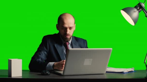 Лідер Команди Аналізує Документи Сидячи Зеленому Екрані Працюючи Ноутбуком Роблячи — стокове відео