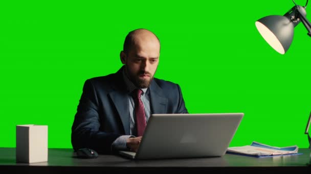 Занепокоєна Людина Робить Помилку Над Зеленим Кольором Відчуваючи Гнів Невдачу — стокове відео