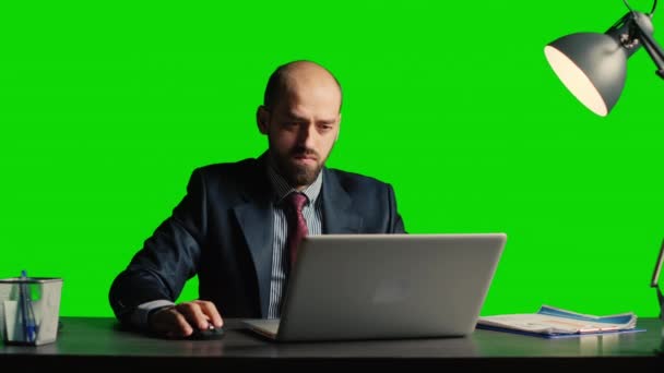 Бизнесмен Работающий Над Ноутбуком Фоне Зеленого Экрана Использует Документы Столом — стоковое видео