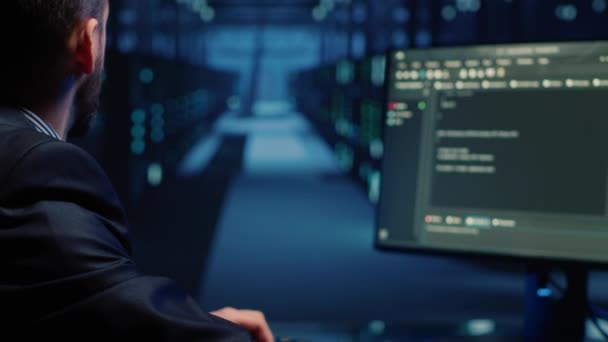 Správce Databáze Kontroluje Mainframe Systém Počítači Datovém Centru Pracuje Ochranou — Stock video