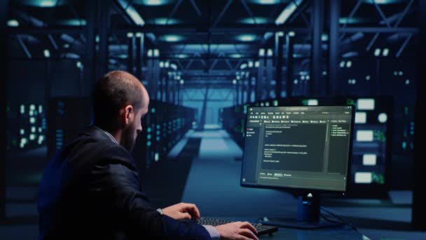 Nätverksingenjör Gör Maskinvarukontroll Datorn Serverrummet Arbetar Med Dataskydd För Cybersäkerhet — Stockvideo
