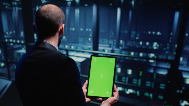 网络工程师在绿色屏幕上做系统检查 在服务器室内使用显示彩色键显示与隔离的复制空间的平板 从事网络安全工作的It技术人员 三脚架射击 — 图库视频影像