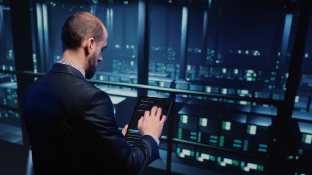 Datacenter Engineer Using Tablet Modern Server Room Planning Cluster Computer — Stockvideo