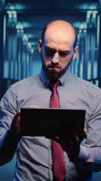 Vertical Video Male Infrastructure Specialist Using Tablet Hardware Digitalization Inspecting — Vídeo de Stock