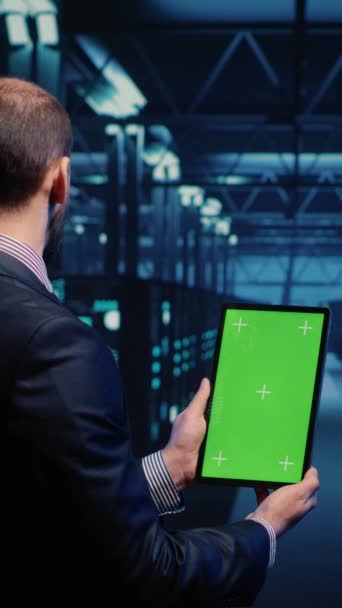 Vídeo Vertical Administrador Banco Dados Analisando Exibição Greenscreen Tablet Fazendo — Vídeo de Stock