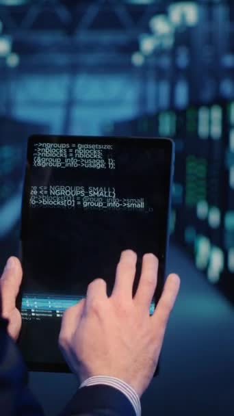 垂直视频 支持专家在平板电脑上检查服务器计算机 在服务器机房计划主机系统备份 负责诊断 云计算的信息安全官员 — 图库视频影像