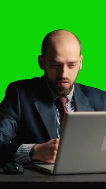 Вертикальне Відео Керівник Команди Аналізує Документи Сидячи Зеленому Екрані Працюючи — стокове відео