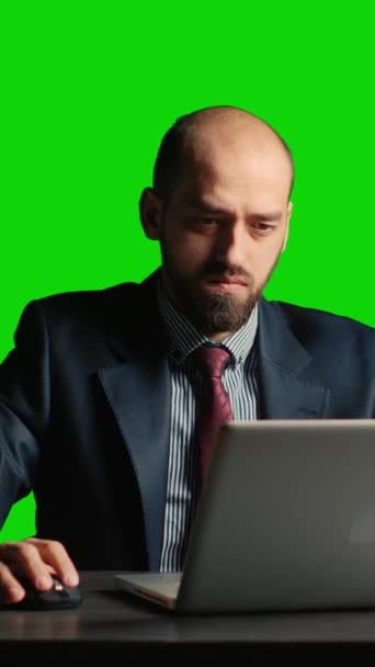 Вертикальное Видео Бизнесмен Работает Ноутбуке Поверх Зеленого Экрана Используя Документы — стоковое видео