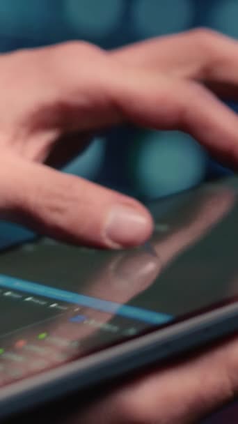 Verticale Video Mannelijke Systeembeheerder Inspecteert Big Data Tablet Werkt Modern — Stockvideo