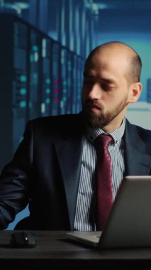 Dikey video: Veritabanı merkezinde bulut hesaplama için büyük veri ve donanım kullanarak, sunucu odasındaki telefona cevap veren bilgi güvenliği görevlisi. Siber uzay sistemi üzerinde çalışan bir yönetici, IT