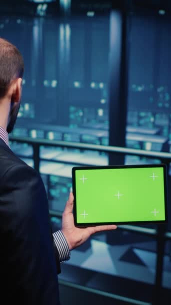Vídeo Vertical Especialista Suporte Usando Tablet Com Tela Creme Verde — Vídeo de Stock